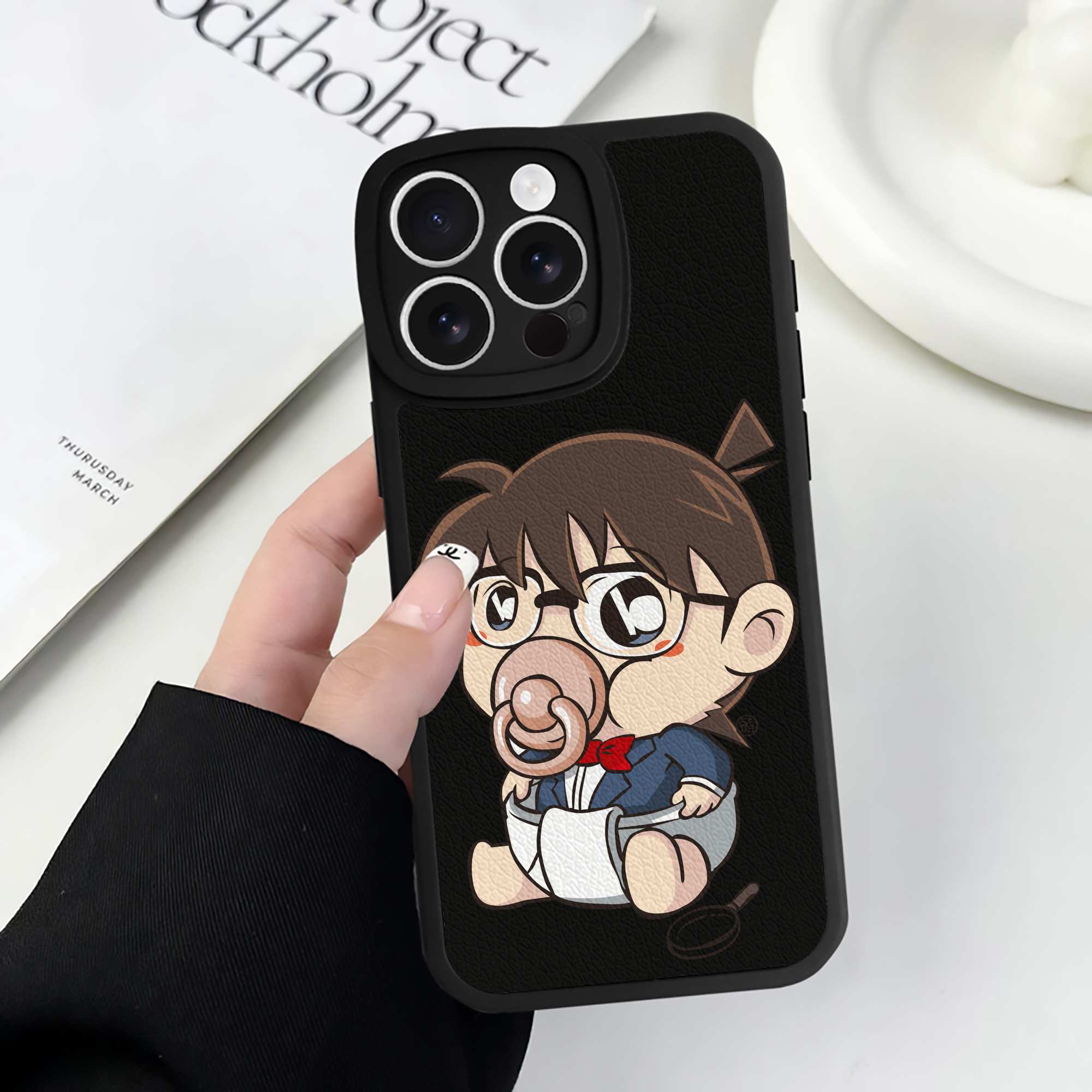 （画像用） 名探偵コナン 江戸川 コナン Detective Conan Conan Edogawa 【iPhone 16シリーズ対応】シリコンスマホケース（レザー調） 材質：シリコン